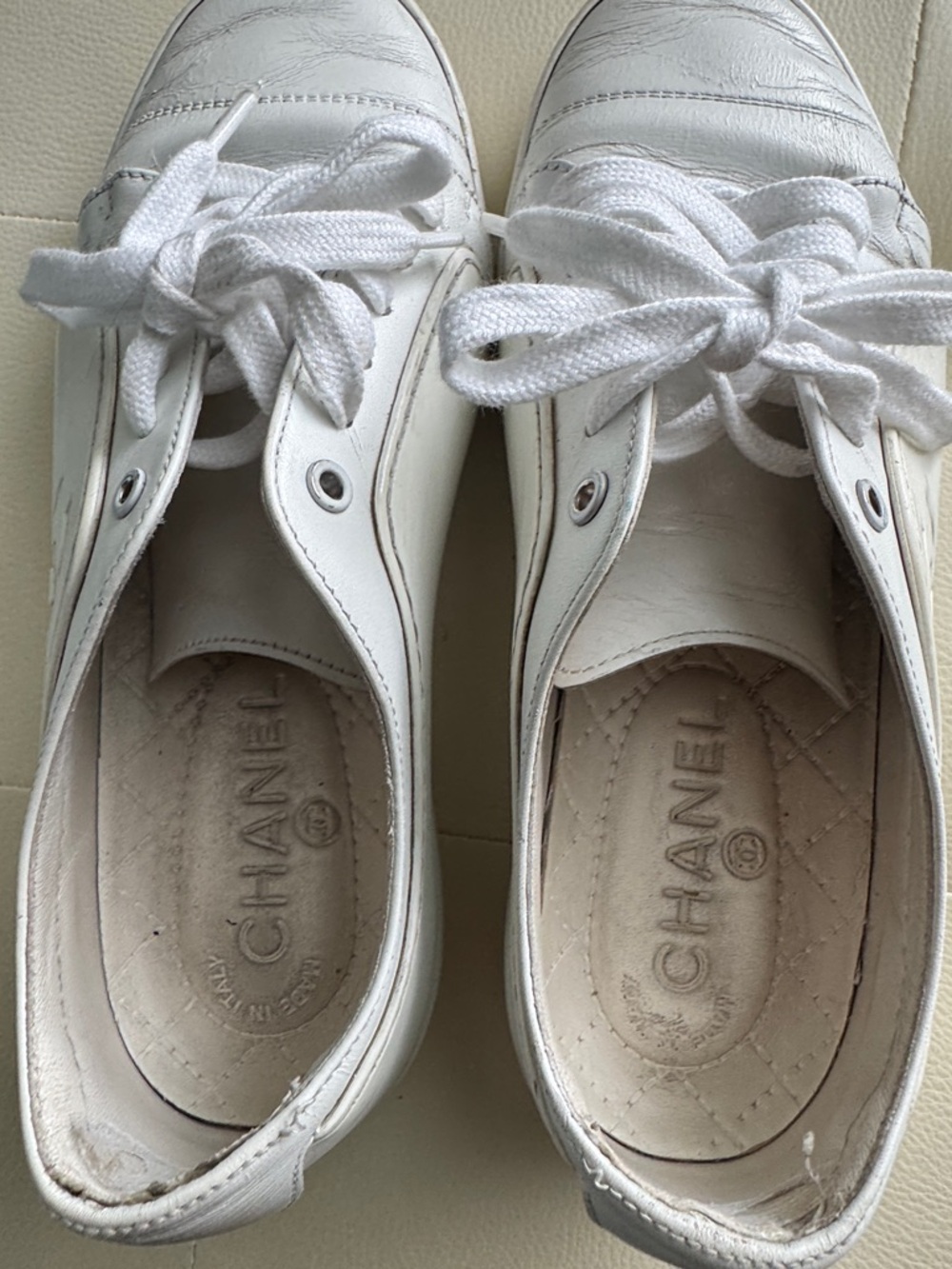 CHANEL White Leather CC Logo Low-Top Sneakers - Classic Lace-Up - Picture 4 of 10